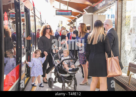 A Canberra, Australia. Xviii Apr, 2019. I giornalisti e alcuni scelti dei cittadini a sbarcare la linea ferroviaria leggera dopo il primo giro al capolinea di Alinga Street a Canberra, Australia, 18 aprile 2019. Il tanto atteso light rail in la capitale dell'Australia Canberra sarà aperto al pubblico il sabato. Collegamento Gungahlin posto a nord e Alinga Street nel centro della città, il percorso si estende per circa 12 km, con 13 fermate. Il tragitto dura 24 minuti. Credito: Zhang Xinxin/Xinhua/Alamy Live News Foto Stock