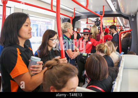 A Canberra, Australia. Xviii Apr, 2019. I giornalisti e alcuni cittadini scelto provare la prima corsa della ferrovia leggera di Canberra, Australia, 18 aprile 2019. Il tanto atteso light rail in la capitale dell'Australia Canberra sarà aperto al pubblico il sabato. Collegamento Gungahlin posto a nord e Alinga Street nel centro della città, il percorso si estende per circa 12 km, con 13 fermate. Il tragitto dura 24 minuti. Credito: Zhang Xinxin/Xinhua/Alamy Live News Foto Stock