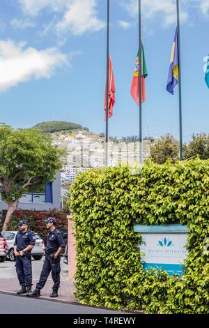 A Canico, Portogallo. Xviii Apr, 2019. Di fronte all'hotel 'Quinta Splendida' stand due poliziotti. Qui i passeggeri di un autobus del bus incidente sono stati alloggiati in cui 29 morti su 17.04.2019 sull'Atlantico portoghese isola di Madeira. In base alle precedenti conclusioni, probabilmente ci sono molti turisti tedeschi tra le vittime. Credito: Frank Zagel/dpa/Alamy Live News Foto Stock