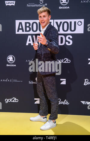 18 aprile 2019, il Land della Baviera, Grünwald: Lukas Sauer, attore, arriva alla presentazione del " Su di te' Awards per il social media personalità dell'anno in Bavaria Film city. Foto: Matthias esitano di fronte/dpa Foto Stock