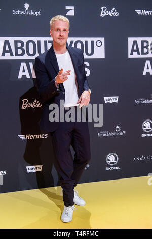 18 aprile 2019, il Land della Baviera, Grünwald: Mario Galla, il modello viene fornito per la presentazione della "su di te' Awards per il social media personalità dell'anno in Bavaria Film city. Foto: Matthias esitano di fronte/dpa Foto Stock