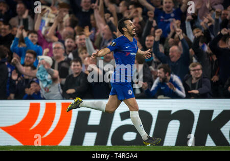 Londra, Regno Unito. Xviii Apr, 2019. PEDRO di Chelsea punteggio celebra il suo terzo obiettivo durante la UEFA Europa League match tra Chelsea e Slavia Praga a Stamford Bridge, Londra, Inghilterra il 18 aprile 2019. Foto di Andy Rowland/prime immagini multimediali. Solo uso editoriale, è richiesta una licenza per uso commerciale. Nessun uso in scommesse, giochi o un singolo giocatore/club/league pubblicazioni.Õ Credit: prime immagini multimediali/Alamy Live News Foto Stock