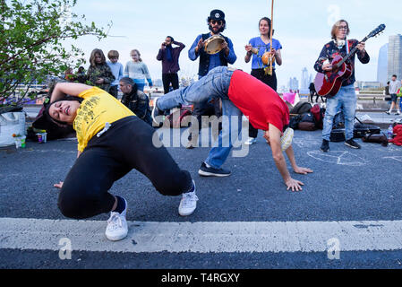 Londra, Regno Unito. Xviii Apr, 2019. Capoeira ballerini eseguono come il sole comincia a impostare durante "di Londra: International Rebellion', il giorno 4 di una protesta organizzata dalla ribellione di estinzione. I dimostranti chiedono che i governi stanno prendendo provvedimenti contro il cambiamento climatico. Marble Arch, Oxford Circus, Piccadilly Circus, Waterloo Bridge e Piazza del Parlamento sono stati bloccati dagli attivisti negli ultimi tre giorni. La polizia ha rilasciato una sezione 14 ordine che richiede i manifestanti di convocare a Marble Arch solo in modo che la protesta possa continuare. Credito: Stephen Chung/Alamy Live News Foto Stock