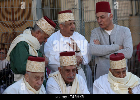 Garizim, Territori palestinesi. Xviii Apr, 2019. Membri della comunità samaritana raccogliere prima di cucinare gli agnelli della Pasqua all'interno fiammeggiante fuoco box come parte di il sacrificio della pasqua (Korban Pesakh) rituale, sul monte Gherizim. I samaritani, un gruppo ethnoreligious del Levant originari di Israele, o Ebrei, del Vicino Oriente antico, rivendicazione discesa dalla tribù di Efraim e della tribù di Manasse (due figli di Giuseppe). Secondo la Torah, il sacrificio della Pasqua in primo luogo è stato offerto nella notte di Israeliti' esodo dall Egitto. Credito: Ayman Nobani/dpa/Alamy Live News Foto Stock