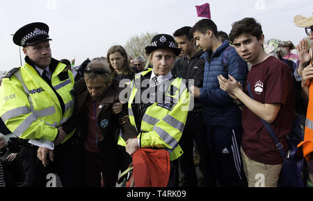 London, Greater London, Regno Unito. Xviii Apr, 2019. Attivista è visto di essere arrestato dagli agenti di polizia dopo il rifiuto di testa a Marble Arch durante la ribellione di estinzione sciopero a Londra.gli ambientalisti dall'Estinzione il movimento di ribellione attesa per il quarto giorno consecutivo Waterloo Bridge di Londra. Gli attivisti è stato parcheggiato un camion sul ponte bloccando la strada causando interruzioni. Di polizia sono stati arresto di manifestanti che si rifiutano di testa a Marble Arch. Estinzione della ribellione esige dal governo di azioni dirette sul clima, ridurre a zero le emissioni di carbonio entro il 2025 una Foto Stock