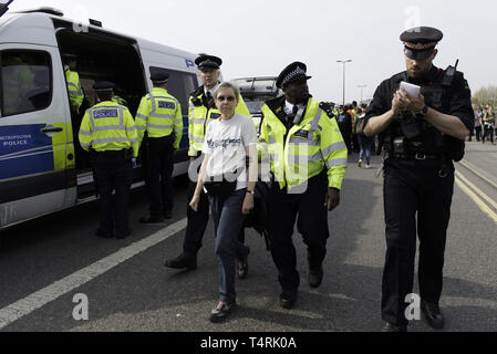 London, Greater London, Regno Unito. Xviii Apr, 2019. Attivista è visto di essere arrestato dagli agenti di polizia dopo il rifiuto di testa a Marble Arch durante la ribellione di estinzione sciopero a Londra.gli ambientalisti dall'Estinzione il movimento di ribellione attesa per il quarto giorno consecutivo Waterloo Bridge di Londra. Gli attivisti è stato parcheggiato un camion sul ponte bloccando la strada causando interruzioni. Di polizia sono stati arresto di manifestanti che si rifiutano di testa a Marble Arch. Estinzione della ribellione esige dal governo di azioni dirette sul clima, ridurre a zero le emissioni di carbonio entro il 2025 una Foto Stock