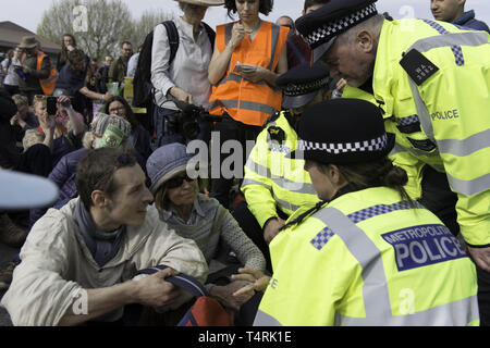 London, Greater London, Regno Unito. Xviii Apr, 2019. Gli agenti di polizia hanno visto parlare con un attivista durante la ribellione di estinzione sciopero a Londra. Gli attivisti ambientali dalla ribellione di estinzione movimento tenere premuto per il quarto giorno consecutivo Waterloo Bridge di Londra. Gli attivisti è stato parcheggiato un camion sul ponte bloccando la strada causando interruzioni. Di polizia sono stati arresto di manifestanti che si rifiutano di testa a Marble Arch. Estinzione della ribellione esige dal governo di azioni dirette sul clima, ridurre a zero le emissioni di carbonio nel 2025 e un gruppo di popoli. (Credito immagine: Foto Stock