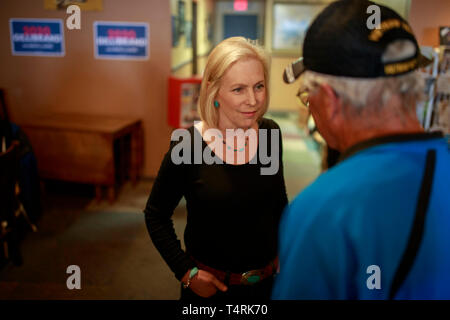 New York Senatore democratico Kirsten Gillibrand campagne per il Presidente degli Stati Uniti che parla con un sostenitore durante un 'ascolto tour' fermata in Adams Street Espresso & Soda Shoppe in Creston, Iowa. Più di una dozzina di partito democratico i candidati sono di campagna elettorale nello Stato di Iowa per vincere l'Iowa Caucus democratico Febbraio 3, 2020. Il Caucus dello Iowa è parte di una serie di elezioni primarie negli Stati Uniti che aiuterà il partito democratico decidere il candidato che sarà l'avversario del Presidente degli Stati Uniti, e de facto il leader del Partito Repubblicano, Donald J. Foto Stock