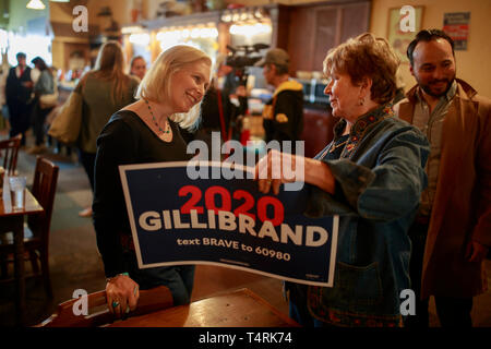 New York Senatore democratico Kirsten Gillibrand campagne per il Presidente degli Stati Uniti che parla con un sostenitore durante un 'ascolto tour' fermata in Adams Street Espresso & Soda Shoppe in Creston, Iowa. Più di una dozzina di partito democratico i candidati sono di campagna elettorale nello Stato di Iowa per vincere l'Iowa Caucus democratico Febbraio 3, 2020. Il Caucus dello Iowa è parte di una serie di elezioni primarie negli Stati Uniti che aiuterà il partito democratico decidere il candidato che sarà l'avversario del Presidente degli Stati Uniti, e de facto il leader del Partito Repubblicano, Donald J. Foto Stock