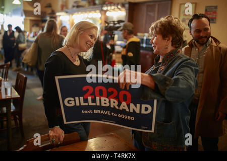 Creston, Iowa, USA. Xviii Apr, 2019. New York Senatore democratico Kirsten Gillibrand campagne per il Presidente degli Stati Uniti che parla con un sostenitore durante un ''ascolto tour" fermata in Adams Street Espresso & Soda Shoppe in Creston, Iowa. Più di una dozzina di partito democratico i candidati sono di campagna elettorale nello Stato di Iowa per vincere l'Iowa Caucus democratico Febbraio 3, 2020. Credito: ZUMA Press, Inc./Alamy Live News Foto Stock