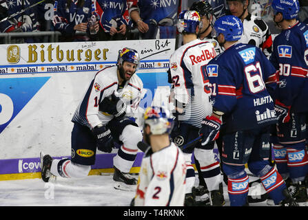 Mannheim, Germania. Xviii Apr, 2019. Hockey su ghiaccio: DEL, Adler Mannheim - Unità di comando EHC Monaco di Baviera, round del campionato, Finale 1° giornata, Justin Shugg (14, EHC RB di Monaco di Baviera) deve essere ferito da ghiaccio. Credito: Michael Deines/dpa/Alamy Live News Foto Stock