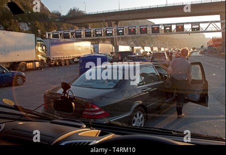 Dover, Regno Unito. Xix Apr, 2019. Pasqua venerdì getaway, pesante volume di traffico che passa attraverso il Dover a Calais, lunghe code al passaporto francese il controllo causando ritardi per i passeggeri che salgono al loro prenotato traghetto. La compagnia dei traghetti passeggeri richiedente consentire il doppio del normale tempo di completare tutti i controlli per il viaggio. Meteo soleggiato ma opaco con 11 gradi. Foto Stock