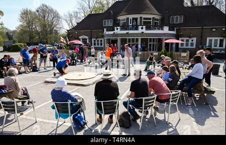 Crawley Sussex, Regno Unito. Xix Apr, 2019. Azione dal mondo marmi campionato svoltosi presso il pub Greyhound a Tinsley Green vicino a Crawley nel Sussex . La manifestazione annuale è stato tenuto il Venerdì Santo di ogni anno a partire dal 1930 ed è aperto per i giocatori provenienti da tutto il mondo Credito: Simon Dack/Alamy Live News Foto Stock