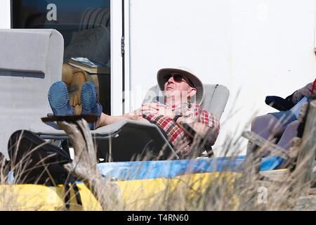 Campanatura, East Sussex, Regno Unito. Xix Apr, 2019. Una calda e soleggiata avviare alla banca meteo vacanze sulla costa sud est con temperature dovrebbero superare 24c in alcune parti del paese. Camber Sands in East Sussex è piena di persone che fanno la maggior parte della giornata bellissima. Credito: Paolo Lawrenson 2019, Photo credit: Paolo Lawrenson/Alamy Live News Foto Stock