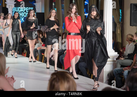 Budapest. Xviii Apr, 2019. I modelli presenti le creazioni di giovani ungheresi stilisti di moda durante il Budapest Fashion Week tenutasi a Budapest, in Ungheria il 18 aprile 2019. Credito: Attila Volgyi/Xinhua/Alamy Live News Foto Stock