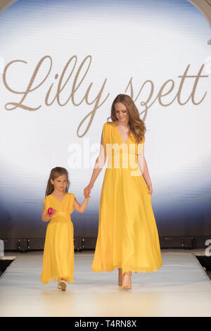 Budapest. Xviii Apr, 2019. I modelli presenti le creazioni di giovani ungheresi stilisti di moda durante il Budapest Fashion Week tenutasi a Budapest, in Ungheria il 18 aprile 2019. Credito: Attila Volgyi/Xinhua/Alamy Live News Foto Stock