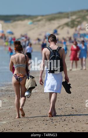 Campanatura, East Sussex, Regno Unito. Xix Apr, 2019. Una calda e soleggiata avviare alla banca meteo vacanze sulla costa sud est con temperature dovrebbero superare 24c in alcune parti del paese. Camber Sands in East Sussex è piena di persone che fanno la maggior parte della giornata bellissima. Credito: Paolo Lawrenson 2019, Photo credit: Paolo Lawrenson/Alamy Live News Foto Stock