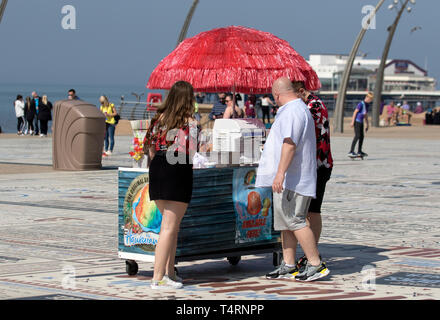 Occupato Seaside rinfresco cart bevande; estate sizzler previsioni come tempo caldo previsto sulla Costa Fylde. Inizia la giornata con il sole, con temperature che si prevede raggiungeranno i 20°C + a nord-ovest all'inizio delle vacanze di Pasqua in primavera. Questo fine settimana si può aspettare una cottura a caldo, con Inghilterra e Galles che vedono il meglio del sole. Secondo le previsioni meteo di Met Office, il calore sbalorditivo di aprile sarà incoraggiato da un sole glorioso. Foto Stock