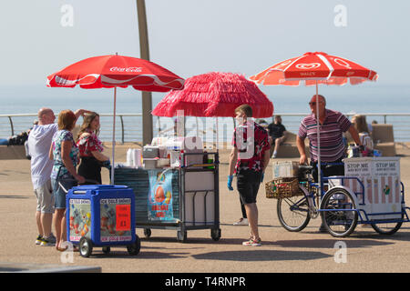 Occupato Seaside rinfresco cart bevande; estate sizzler previsioni come tempo caldo previsto sulla Costa Fylde. Inizia la giornata con il sole, con temperature che si prevede raggiungeranno i 20°C + a nord-ovest all'inizio delle vacanze di Pasqua in primavera. Questo fine settimana si può aspettare una cottura a caldo, con Inghilterra e Galles che vedono il meglio del sole. Secondo le previsioni meteo di Met Office, il calore sbalorditivo di aprile sarà incoraggiato da un sole glorioso. Foto Stock