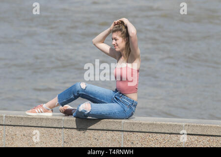 Londra, Regno Unito. Xix Apr, 2019. Persone godetevi il sole su Londra Riverside come le temperature sono previsioni per salire a 24 gradi celsius durante il weekend di Pasqua Credito: amer ghazzal/Alamy Live News Foto Stock