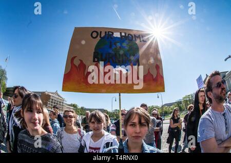 Monaco di Baviera, Germania. Xix Apr, 2019. Dichiarando che una vacanza non si fermerà a loro, gli studenti di Monaco di Baviera, Germania ha dimostrato a Koenigsplatz per la giustizia climatica il Venerdì Santo (Karfreitag).Il venerdì gli scioperi sono stati avviati da 15 anni studente svedese Greta Thunberg che colpisce davanti al Parlamento di Stoccolma il venerdì invece di frequentare le classi, esigente il suo governo trattare i cambiamenti climatici come una crisi. Credito: ZUMA Press, Inc./Alamy Live News Foto Stock