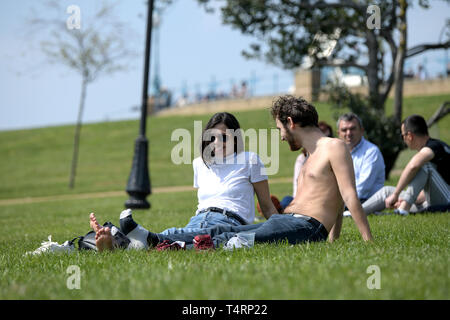 Alexandra Palace di Londra, Regno Unito. Xix Apr, 2019. Regno Unito Meteo: Alexandra Palace a nord di Londra, 19 aprile 2019. Gli ospiti godono di un caloroso buon Venerdì prendendo di novità barche e rilassarsi al sole nel parco e giardini presso il Palazzo Credito: MARTIN DALTON/Alamy Live News Foto Stock