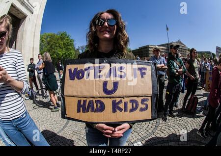 Monaco di Baviera, Germania. Xix Apr, 2019. Dichiarando che una vacanza non si fermerà a loro, gli studenti di Monaco di Baviera, Germania ha dimostrato a Koenigsplatz per la giustizia climatica il Venerdì Santo (Karfreitag).Il venerdì gli scioperi sono stati avviati da 15 anni studente svedese Greta Thunberg che colpisce davanti al Parlamento di Stoccolma il venerdì invece di frequentare le classi, esigente il suo governo trattare i cambiamenti climatici come una crisi. Credito: ZUMA Press, Inc./Alamy Live News Foto Stock