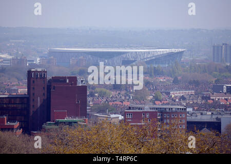 Londra, Regno Unito. Xix Apr, 2019. Londra si aspetta di avere molto elevato inquinamento atmosferico oltre le vacanze di Pasqua periodo Come temperature aumento nella metà 20's C Credito: MARTIN DALTON/Alamy Live News Foto Stock