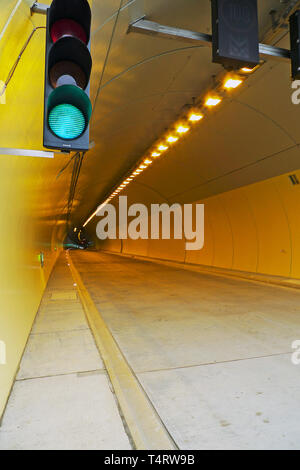 Autostrada tunnel con luce e segni Foto Stock