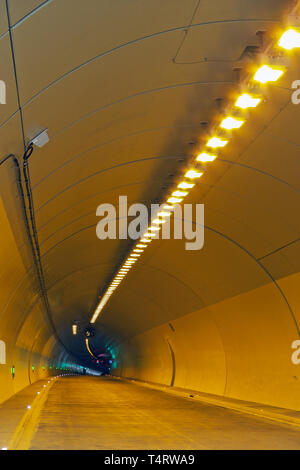 Autostrada tunnel con luce e segni Foto Stock