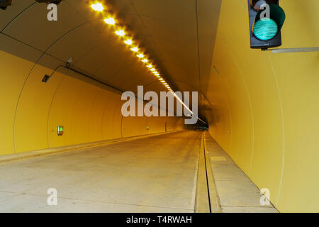 Autostrada tunnel con luce e segni Foto Stock