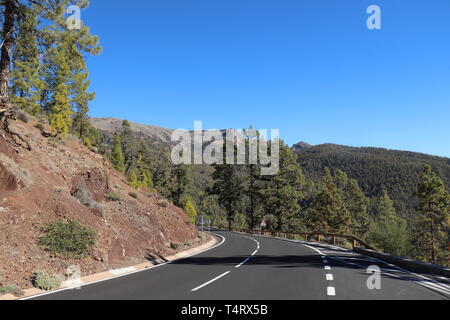 Strada nel Parco Nazionale del Teide che conduce a Mt. Il Teide sull isola di Tenerfe nelle Isole Canarie, Spagna Foto Stock