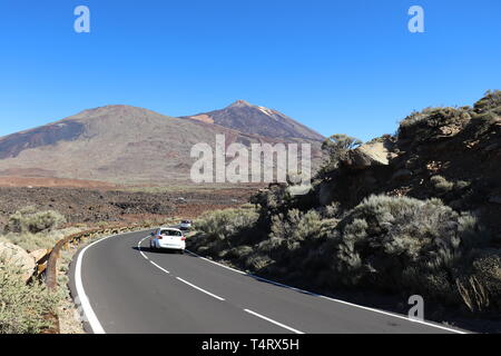 Strada nel Parco Nazionale del Teide che conduce a Mt. Il Teide sull isola di Tenerfe nelle Isole Canarie, Spagna Foto Stock