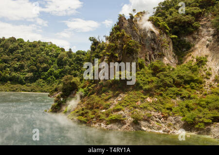 Padella lago, Waimangu, Nuova Zelanda Foto Stock