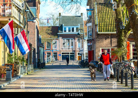 Delft, Paesi Bassi - 8 Aprile 2016: Colorful street view, olandese case e le persone in Delft, Olanda Foto Stock