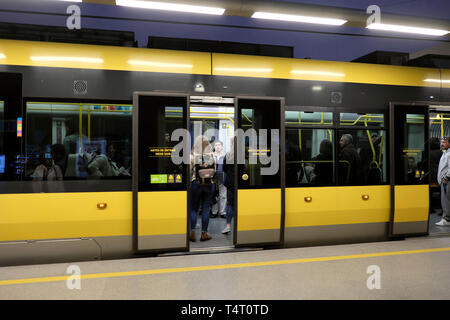 Persona di salire sul treno della metropolitana all'interno di una stazione ferroviaria a Porto Porto Portogallo Europa KATHY DEWITT Foto Stock