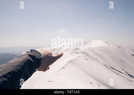 Runner controllo progressi su smart watch. Montare runner maschio gli esercizi di allenamento e il salto all'aperto nella splendida natura della montagna paesaggio Foto Stock