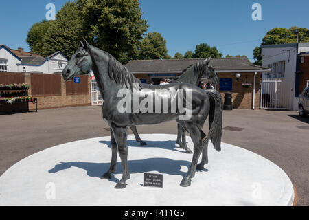 Sculture di cavalli all'ingresso principale della Royal Windsor Racecourse il giorno della gara, Windsor, Regno Unito. Foto Stock