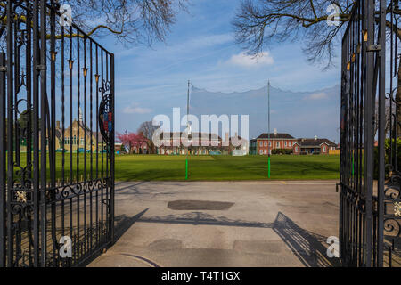 Porte del ricordo presso Kings School Macclesfield e una luminosa e soleggiata mattina di aprile Foto Stock