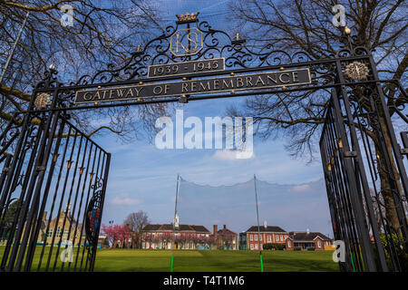 Porte del ricordo presso Kings School Macclesfield e una luminosa e soleggiata mattina di aprile Foto Stock