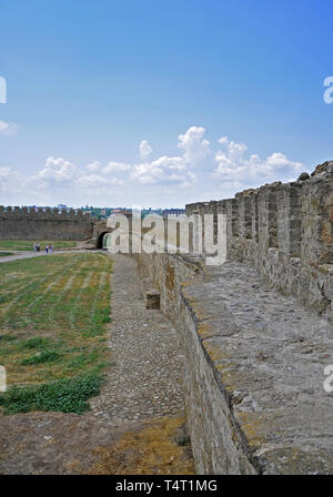 Le enormi pareti di pietra degli antichi Akkerman fortezza, Belgorod-Dniester, regione di Odessa. L'Ucraina Foto Stock