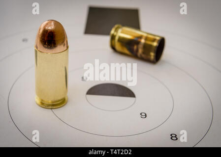 45 ACP bullet con un bersaglio in background Foto Stock