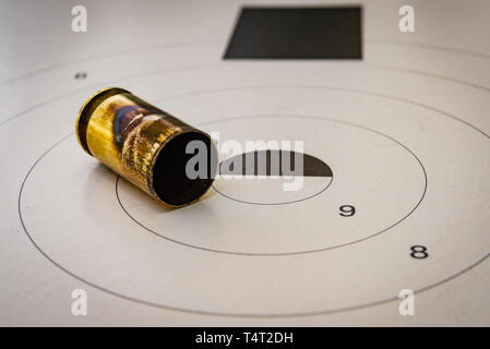 45 ACP bullet con un bersaglio in background Foto Stock