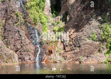 Litchfield, Northern Territory, Australia-December 24,2017: per coloro che godono di un viaggio a Wangi Falls in remoto di Litchfield, Australia Foto Stock