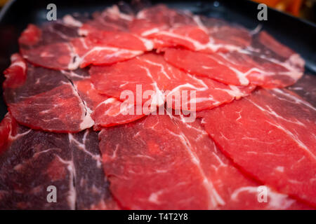 Tagliate a fette sottili di carne bovina per Lo Shabu hot pot pasto Foto Stock