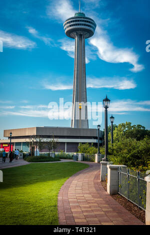 Skylon Tower con il suo ristorante rotante e la navetta gialla per il trasporto di turisti verso l'alto e verso il basso Foto Stock