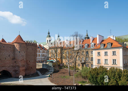 Varsavia, Polonia. Aprile, 2018. La vista panoramica delle tipiche case colorate nella città vecchia Foto Stock