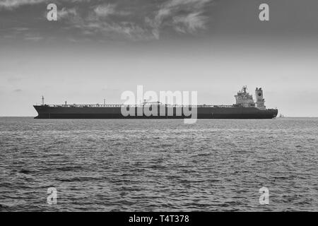 Foto in bianco e nero della gigante Supertanker Eagle Varna ad Anchor nel porto di Long Beach, California. USA. Foto Stock