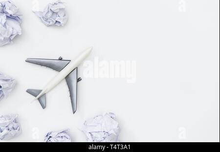 Toy piano sta volando attraverso il cloud su carta bianca di spazio di copia Foto Stock