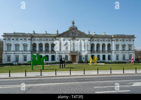 Varsavia, Polonia. Aprile, 2018. Winged flying horses sculture Pegasus nella parte anteriore del Krasinski Palace (Palac Krasinskich) che serve come Varsavia Foto Stock